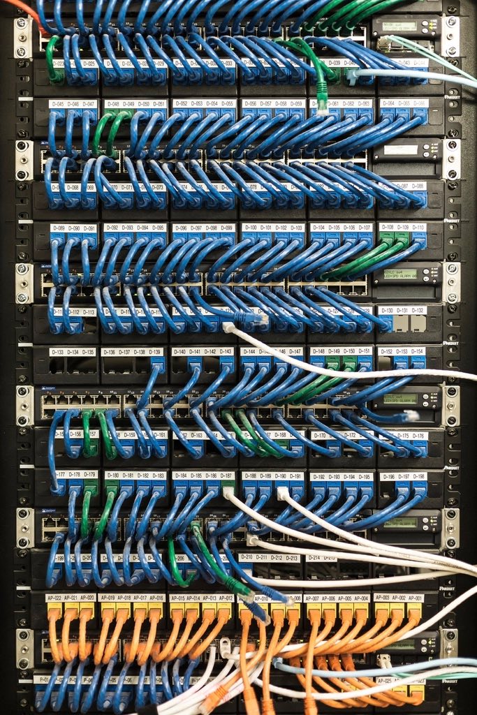Network patch panel with structured cabling